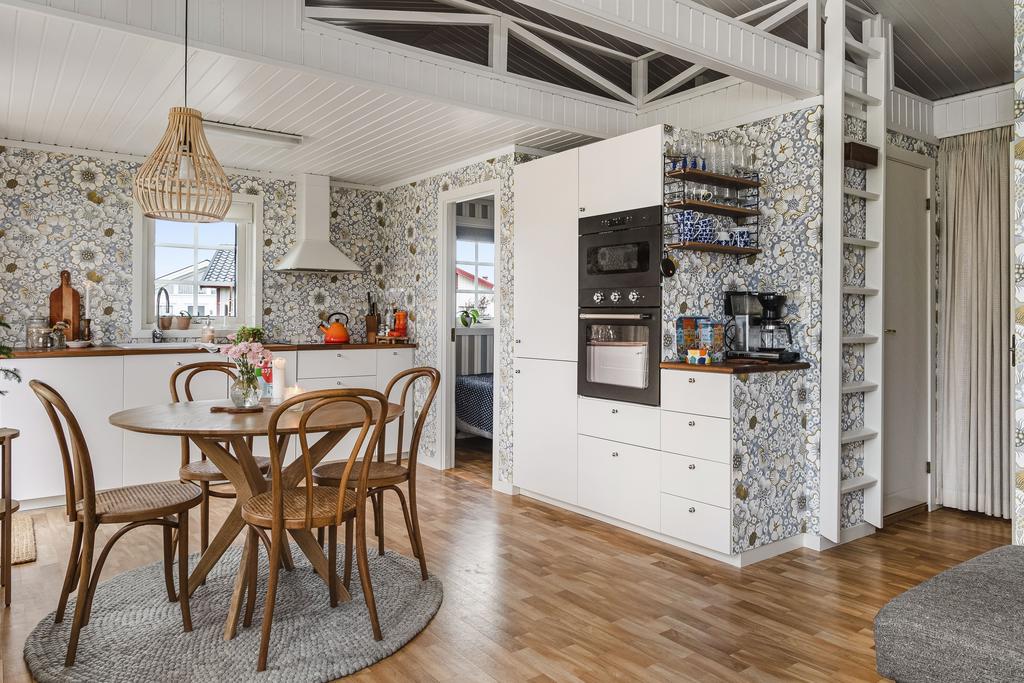 Social planlösning mellan kök och vardagsrum