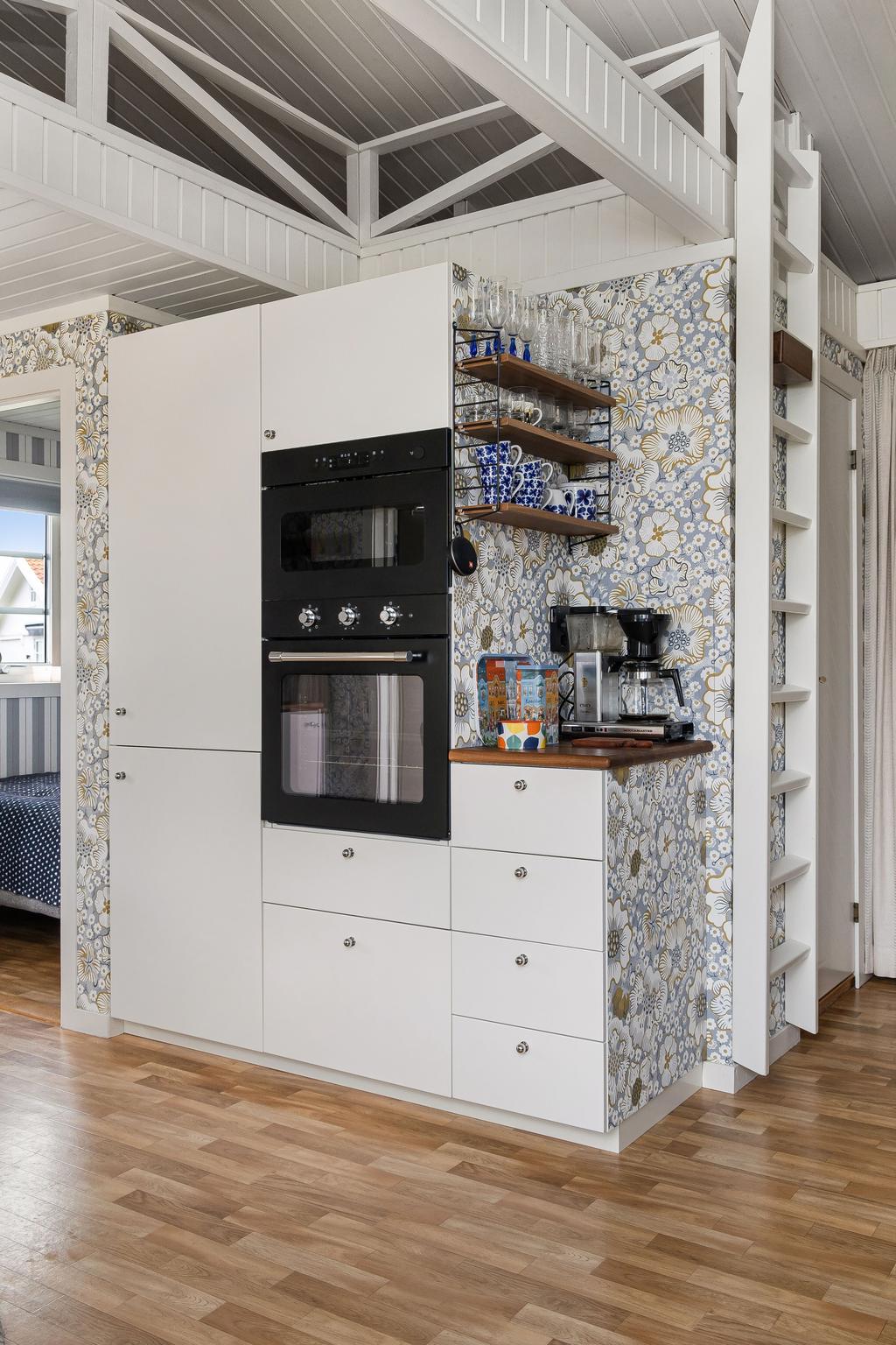 Del av kök med moderna vitvaror