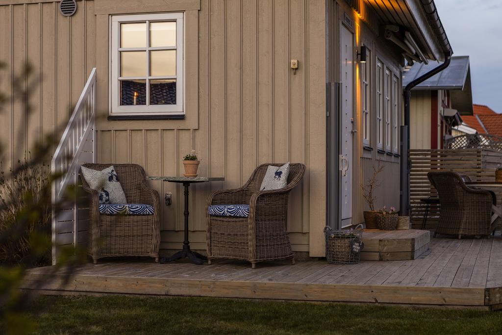 Skyddad uteplats intill fasaden