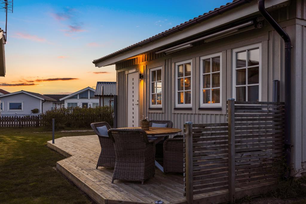 Uteplats med kvällssol och havet i närheten