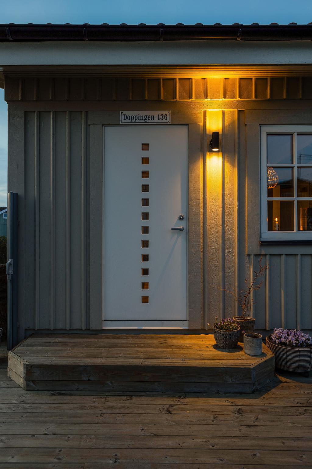 Entré med belysning som välkomnar