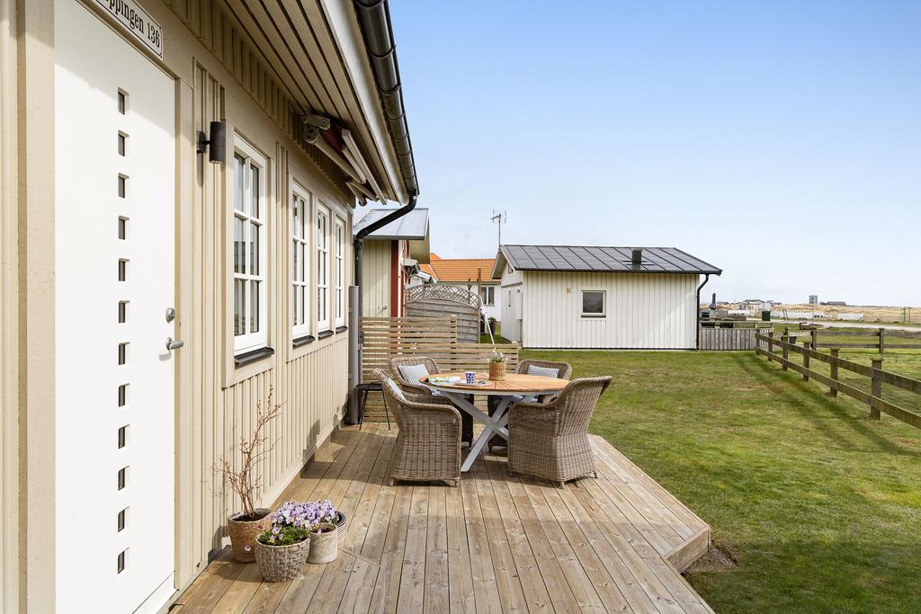 Uteplats med plats för matgrupp