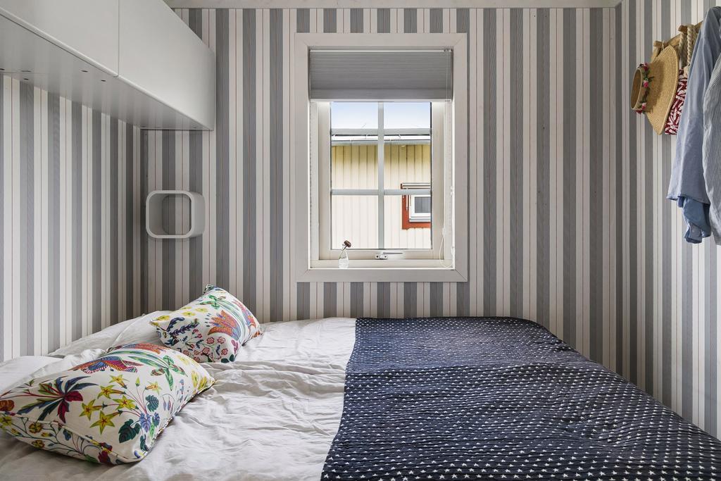 Sovrum med plats för dubbelsäng