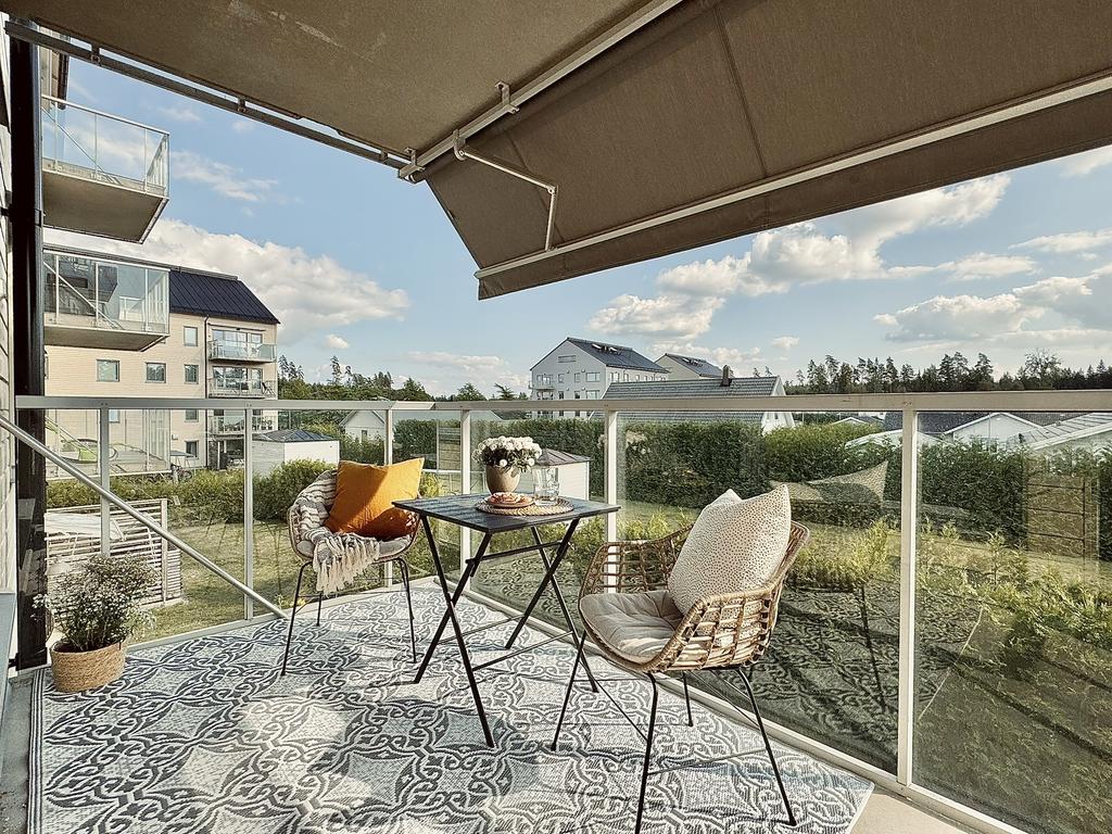 Rymlig med  fint glasräcke 