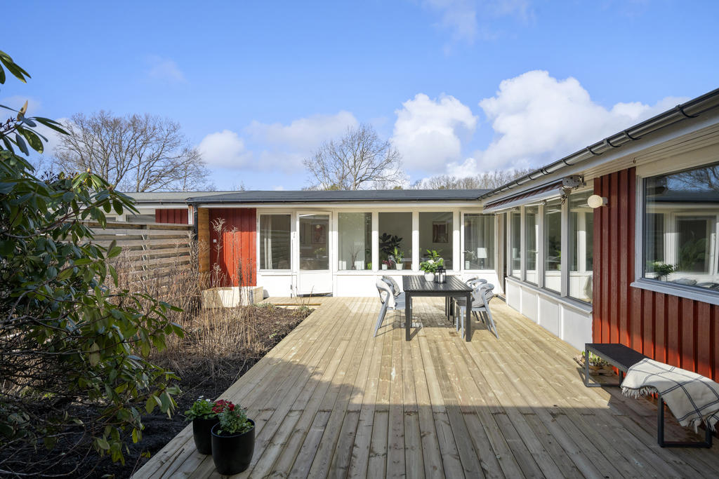 Här får ni möjlighet att förvärva ett stilrent nyrenoverat hem med genomgående hög standard – redo för inflytt.