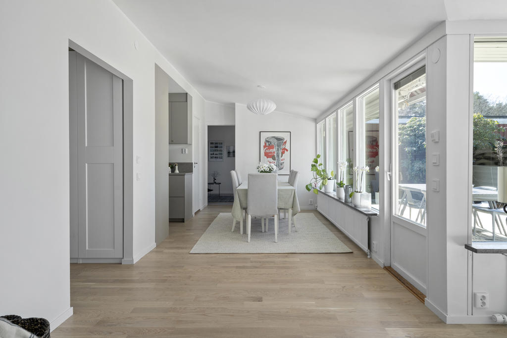 Från matplatsen når du den privata atriumträdgården som under sommarhalvåret fungerar som ett extra rum