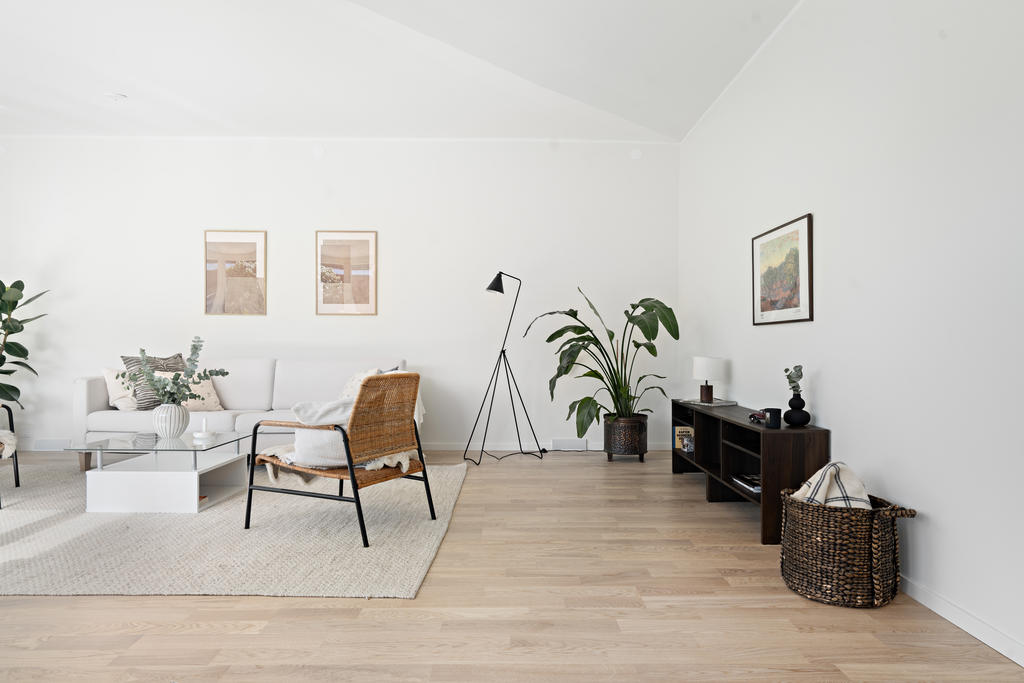 Vardagsrummet känns rymligt och lätt att möblera