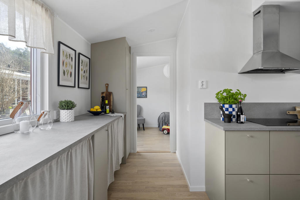 Från köket nås ett av bostadens 4 sovrum