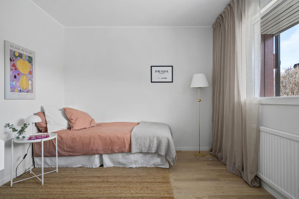 Detta sovrum ligger i anslutning till hallen och gästtoaletten