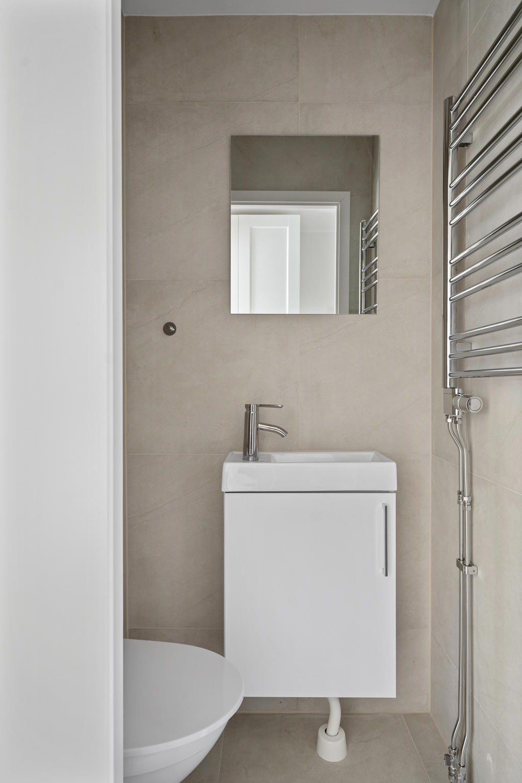 Från hallen nås gästtoaletten