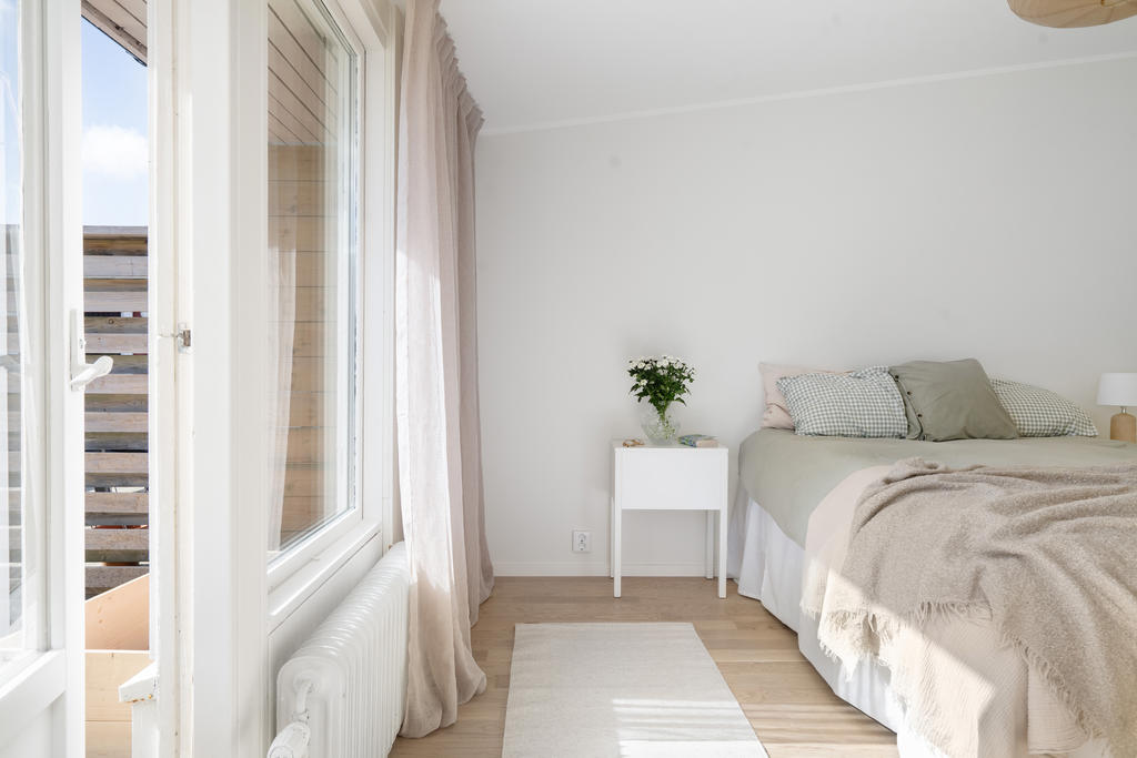 Master bedroom med utgång till altanen