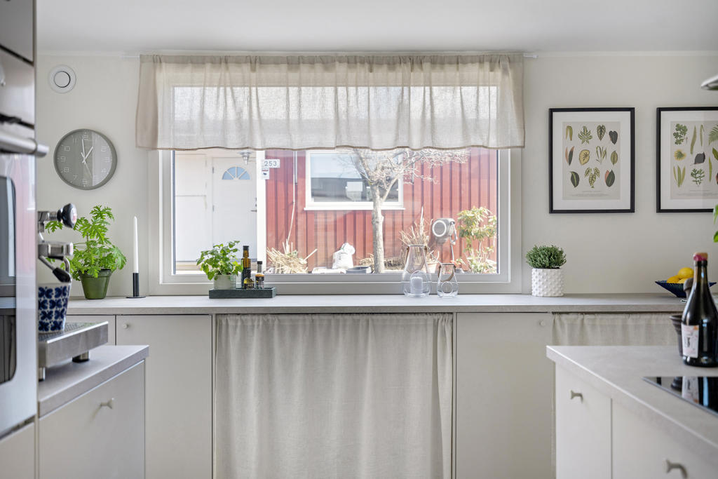 Det stora fönstret ger ett härligt ljusinsläpp 