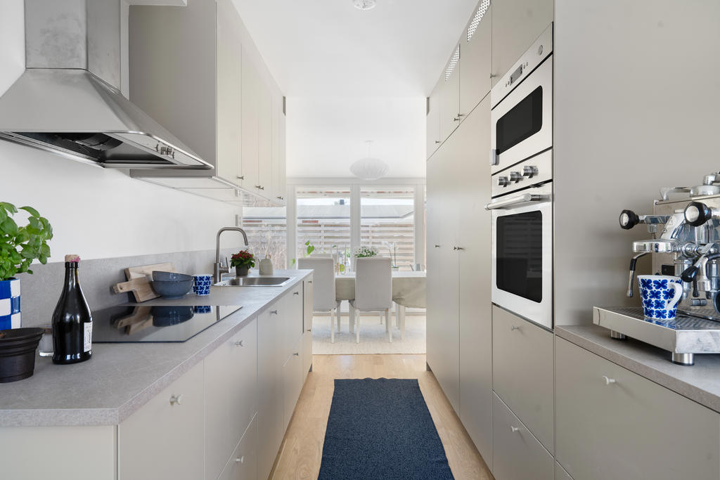 Köket ligger i anslutning till matplatsen