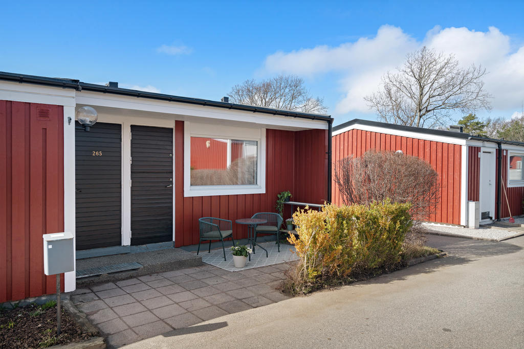 Mysig uteplats i anslutning till ingången