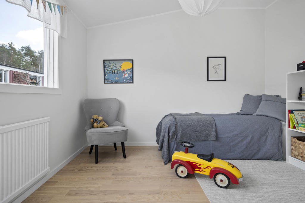 Ytterligare ett praktisk sovrum. De vackra parkettgolvet löper genom alla bostadens rum