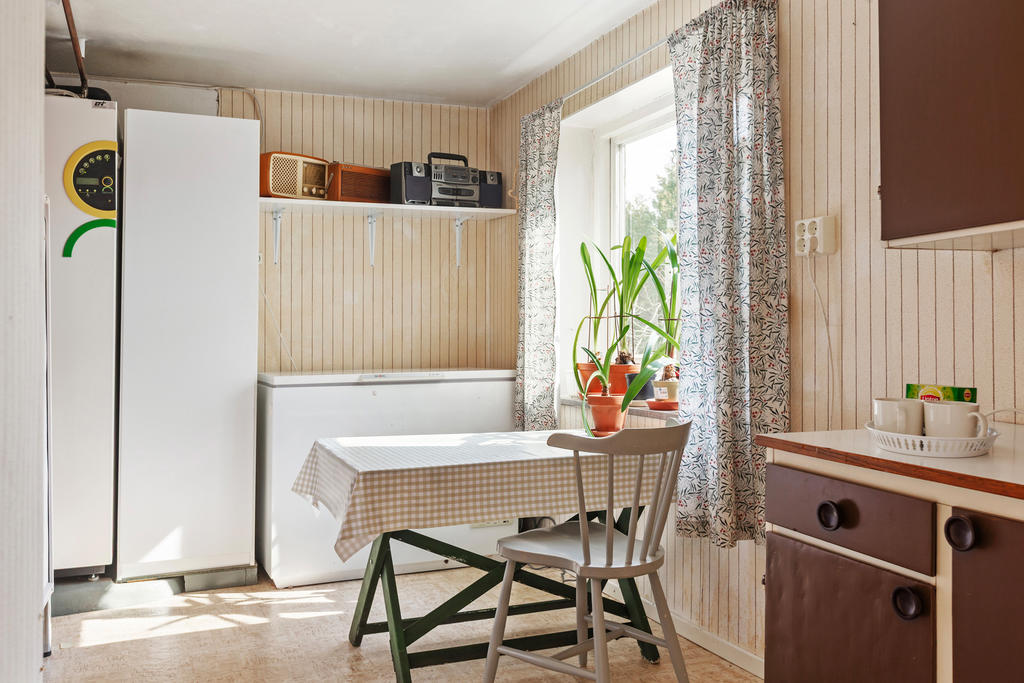 Rum i suterräng plan med ingång till garage