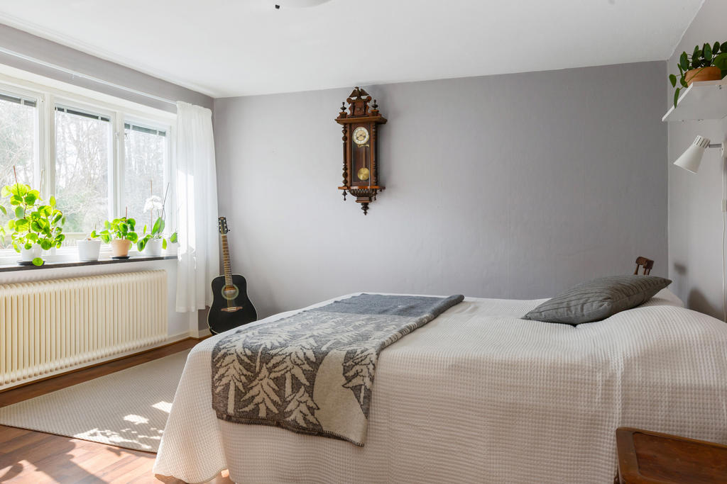 Sovrum fem i suterräng plan 