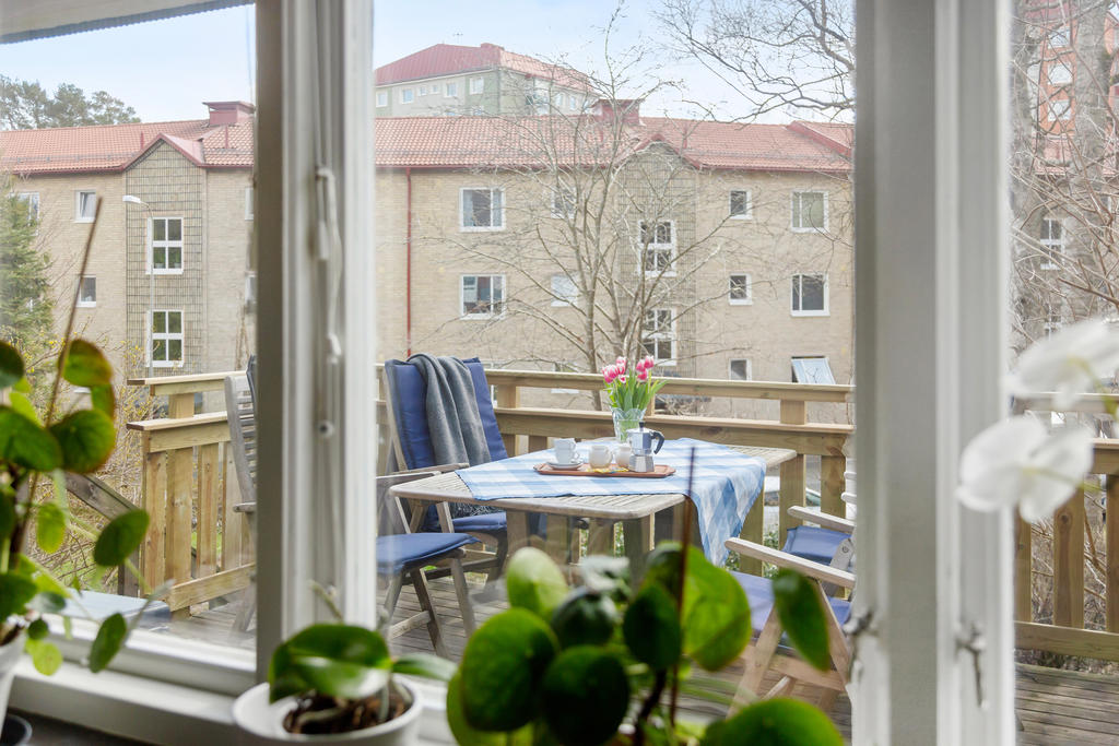 Vy ut från sovrum fem i suterräng plan 