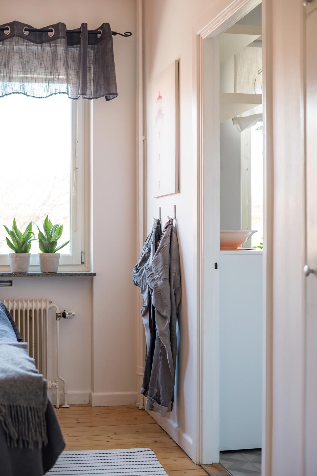 Intill sovrummet finner du köket