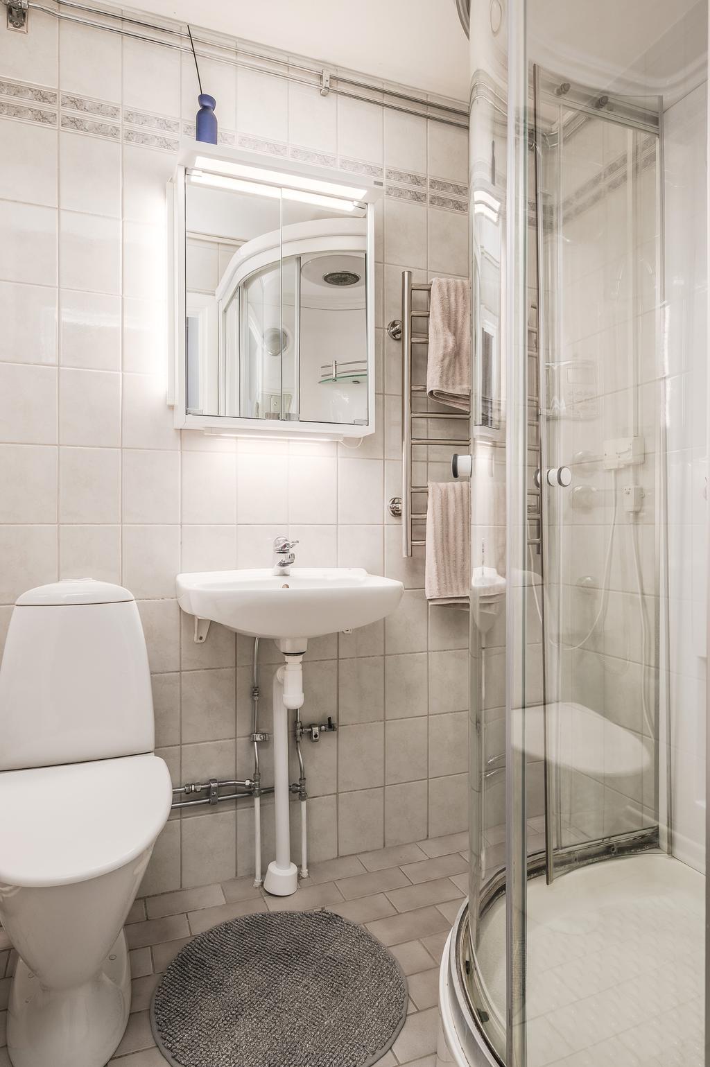 Helkaklat badrum med dusch