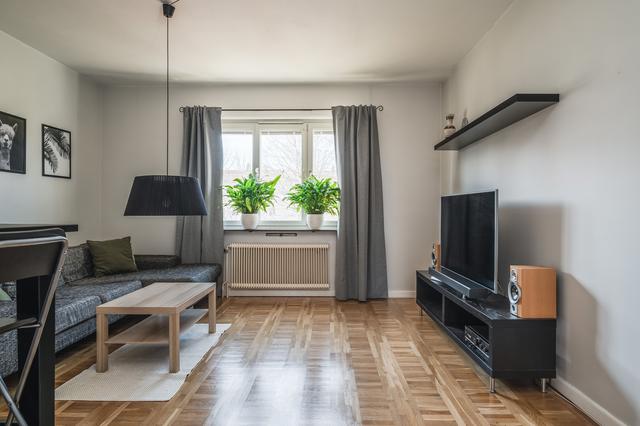 Vardagsrum med vackert parkettgolv!