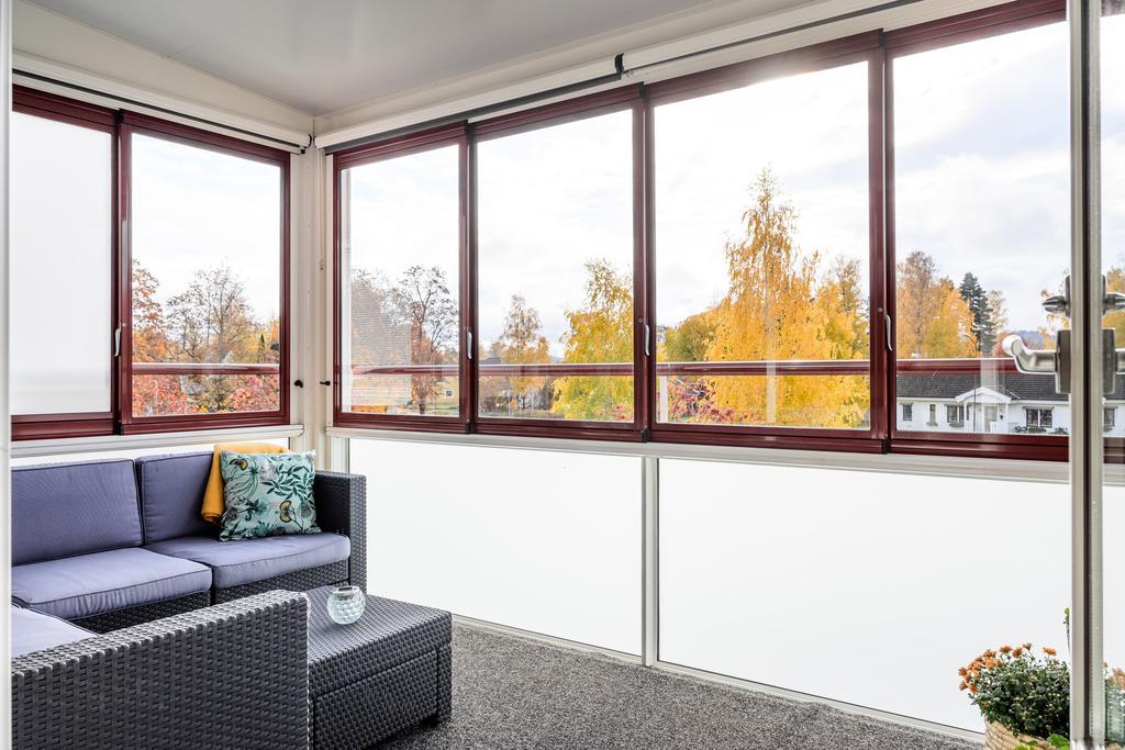 Stor inglasad balkong i västerläge!