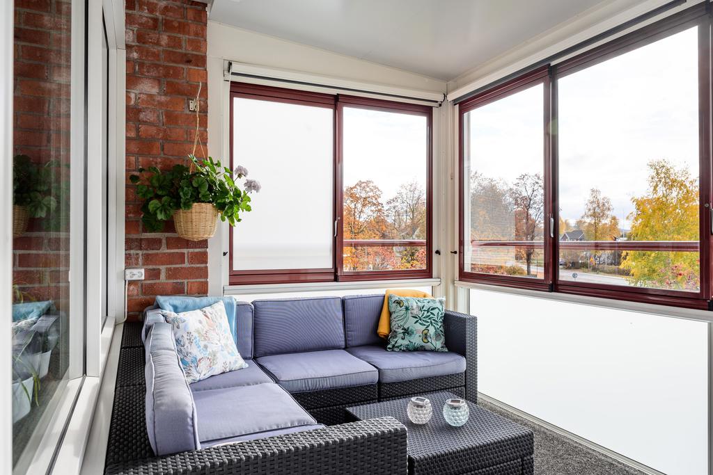 Stor inglasad balkong i västerläge!