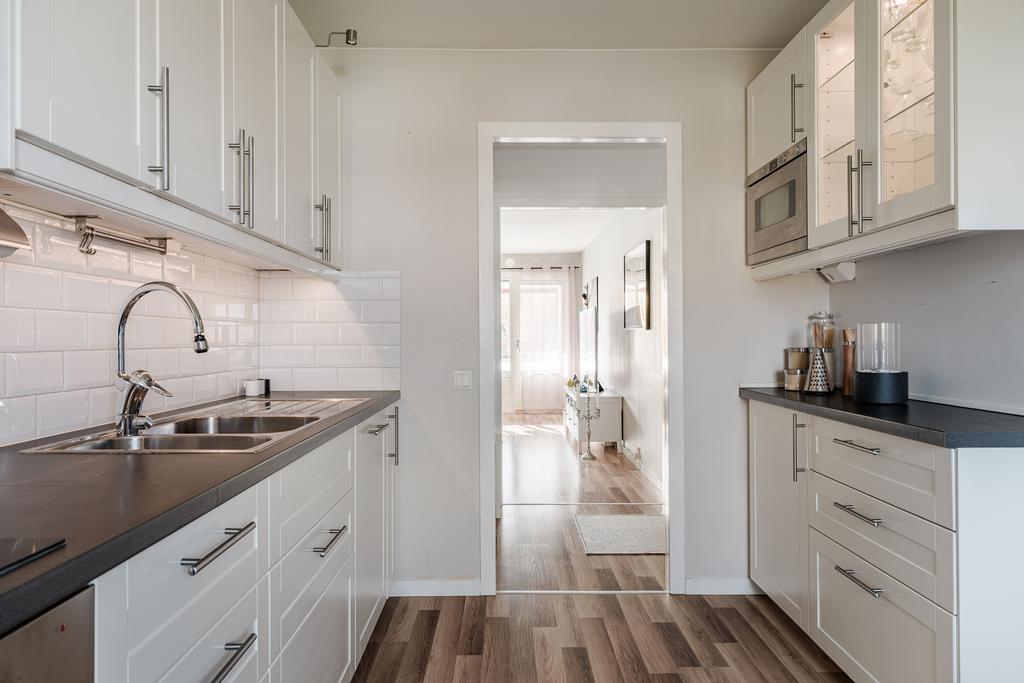 Vy mot hallen från köket