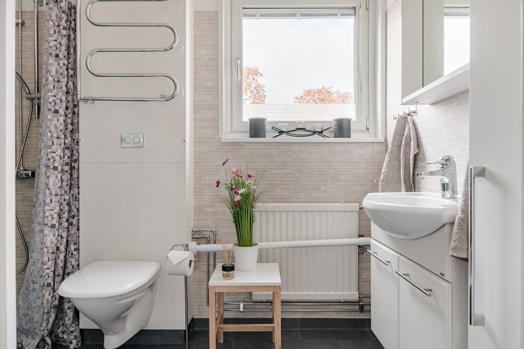 Renoverat badrum med ljusinsläpp!