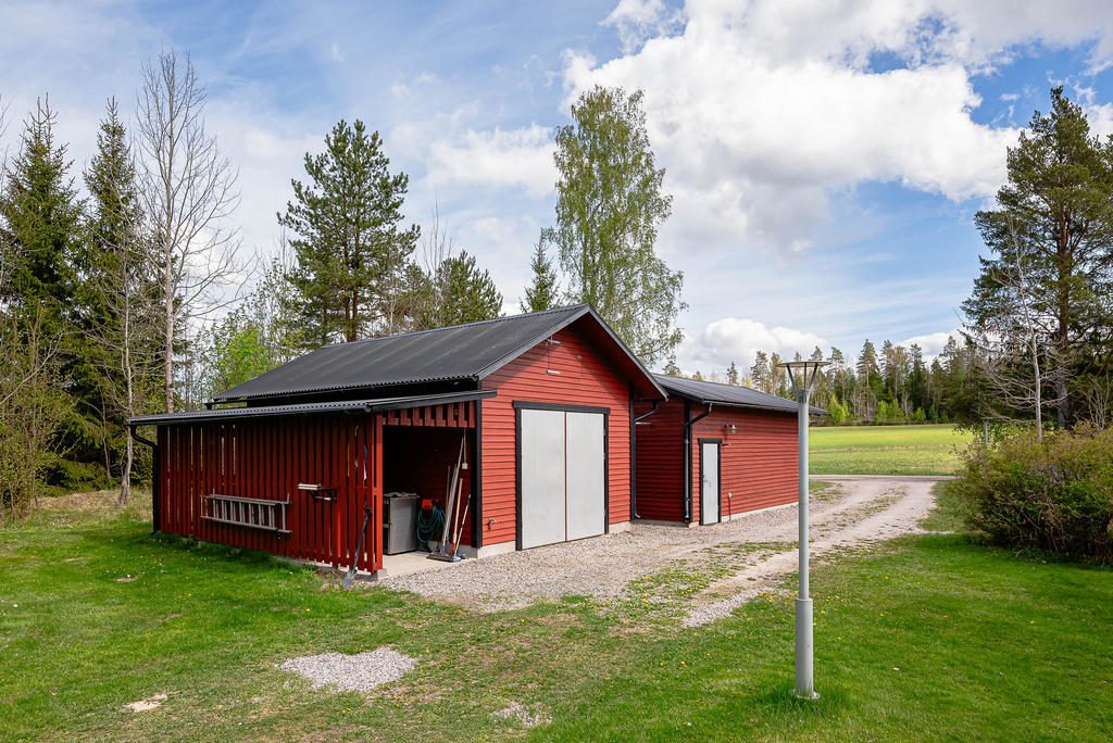 Garage 2/verkstad med vidbyggd vedbod