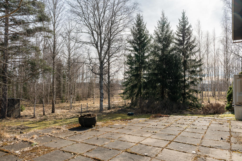 Utsikt från uteplatsen på gaveln av huset