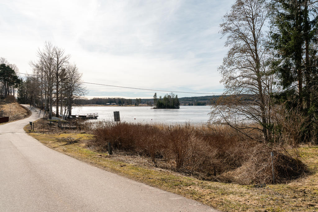 Sjön nära huset