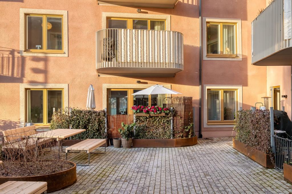 Belägen med egen uteplats i bästa solläge intill föreningens lugna och bilfria innergård