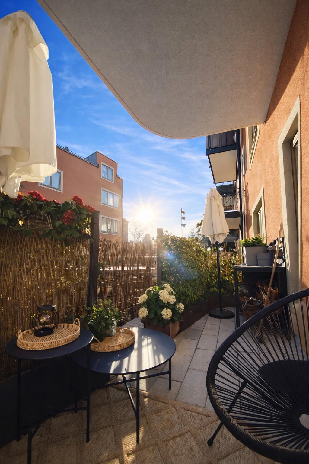 När solen står som högst badar bostaden i ljus och letar sig elegant över taken på huset framför. Solen når fram lagom till lunch och stannar kvar ända till kvällen runt 19.30 – perfekt för långa, ljusa eftermiddagar och härliga sommarkvällar

