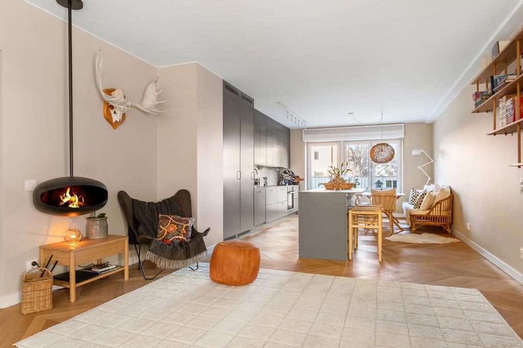 Helt öppen planlösning mellan kök och vardagsrum med fina ljusinsläpp i två väderstreck