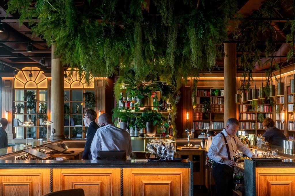 Reception och bar på Villa Foresta på gångavstånd från Torsvikssvängen