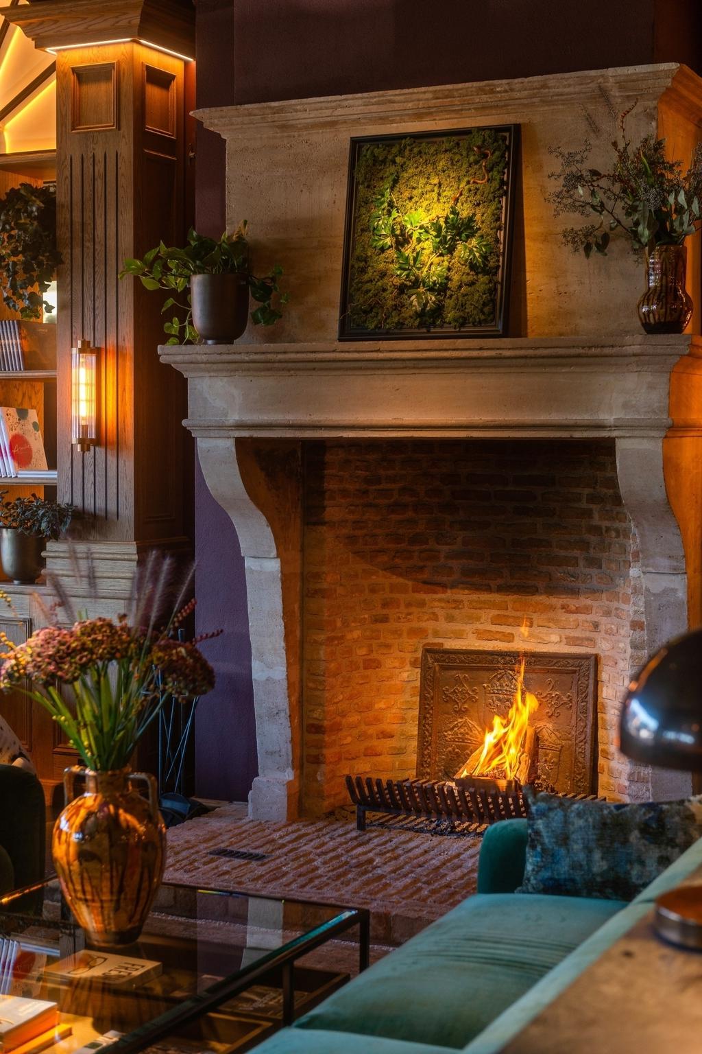 Lounge med öppen spis för extra mysfaktor på närliggande Villa Foresta