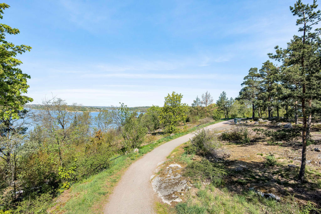 Njut av härliga promenadstråk intill vattenlinjen i Torsvik