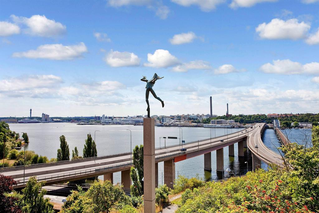 Lidingöbron med Stockholms City i fonden