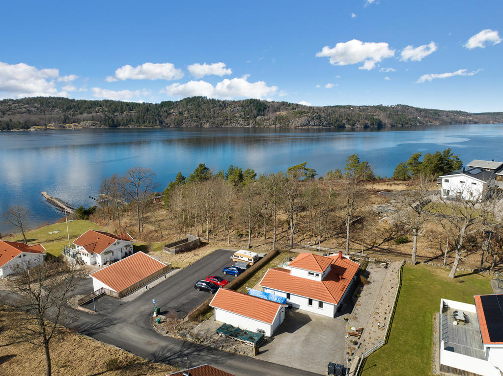 Med ett fritt läge i Grötån ligger detta hus byggt 2018 med en fantastisk utsikt över havet och bort mot Orust