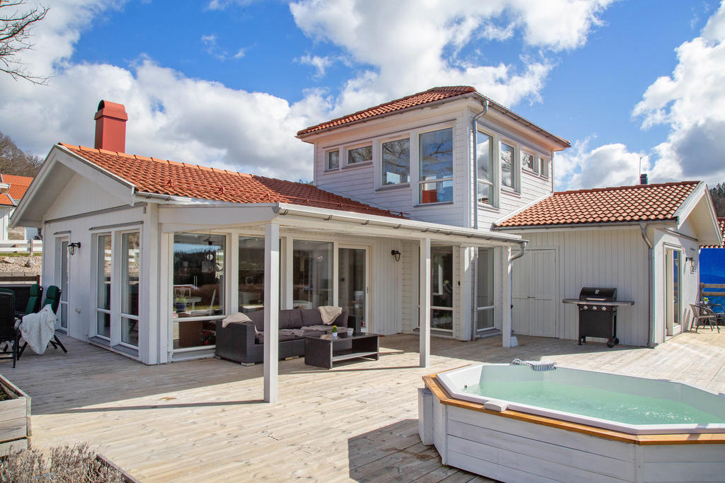 Den soldränkta altanen i västerläge bjuder på magisk havsutsikt och har gott om plats för både middagar och lata dagar i solen