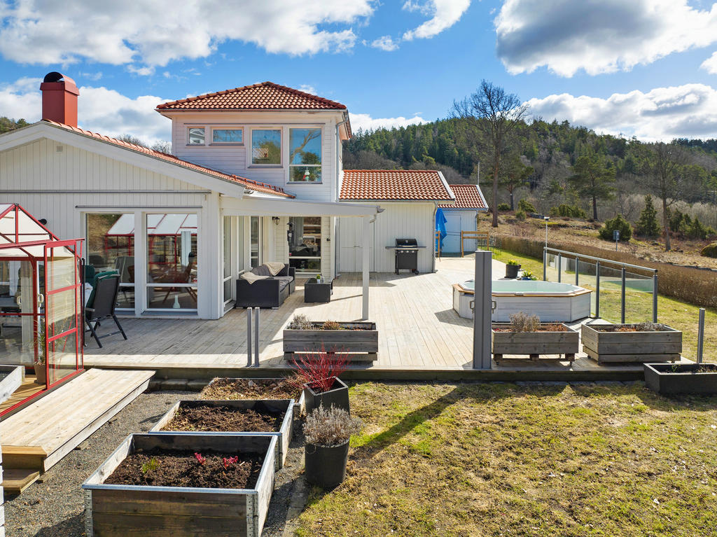 Lättskött trädgård med plats för odling i praktiska pallkragar