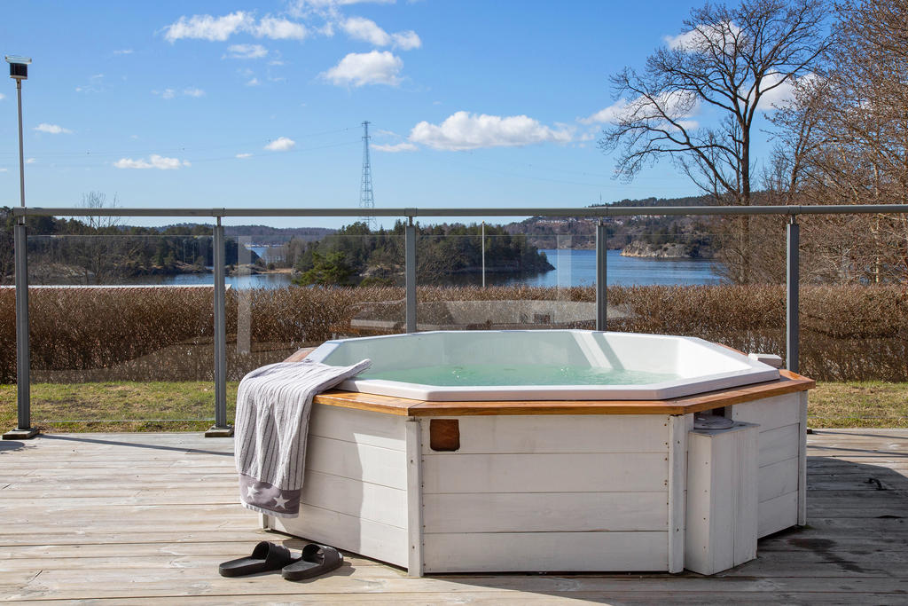 Lyxigt spabad med rogivande utsikt över havet