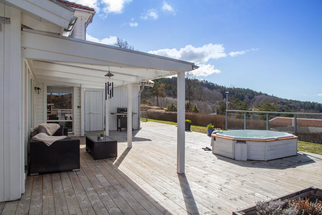 En del av altanen ligger skyddad under tak, vilket skapar en trivsam plats även när vädret skiftar