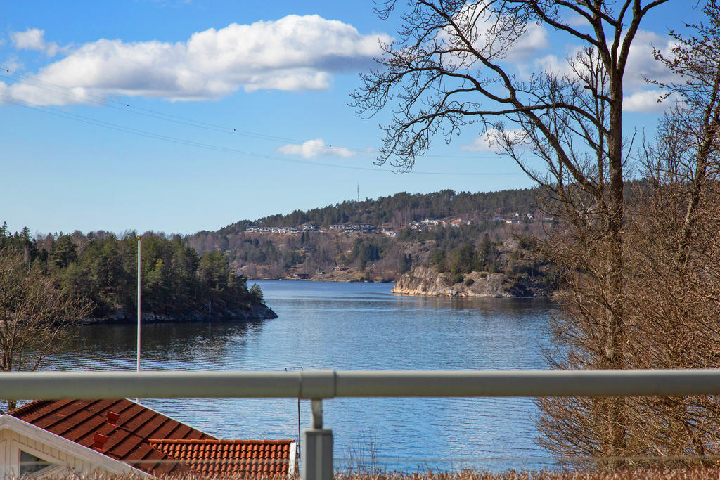Utsikt över Orust med havet som glittrar däremellan