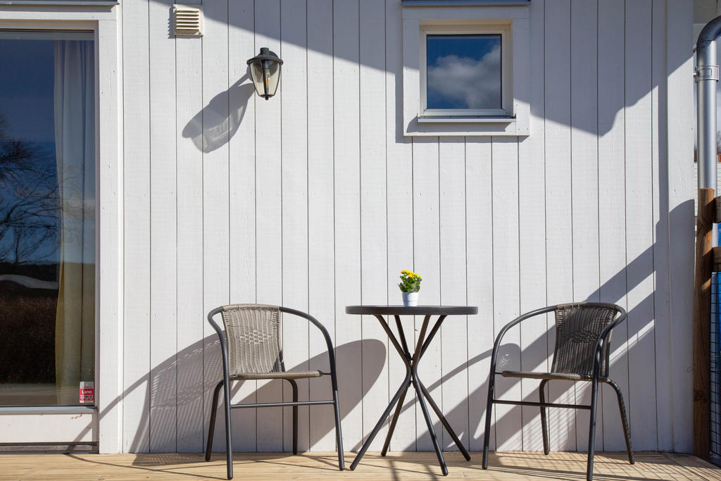 Här finns gott om sittplatser för att njuta av både sol och skugga