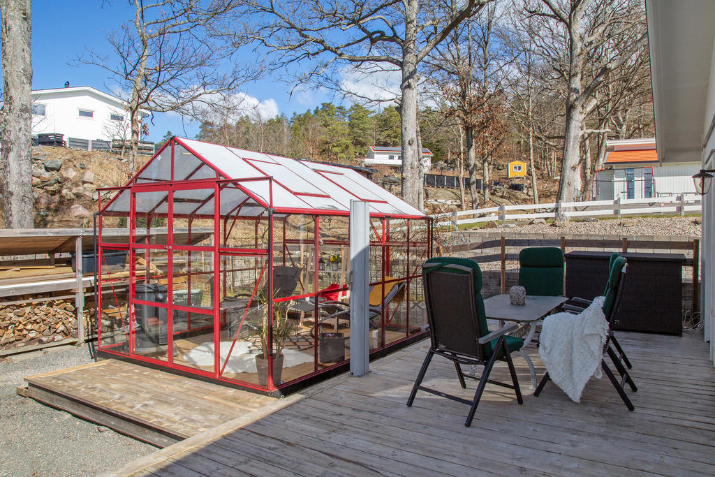 Växthuset erbjuder en nära upplevelse av årstidernas växlingar från spirande vår till sensommarens skörd