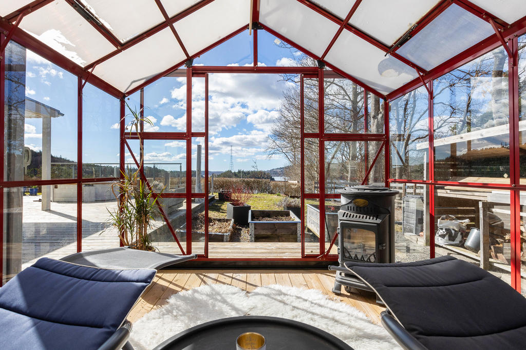 Växthuset fungerar idag som en rofylld sittplats med utsikt och lugn