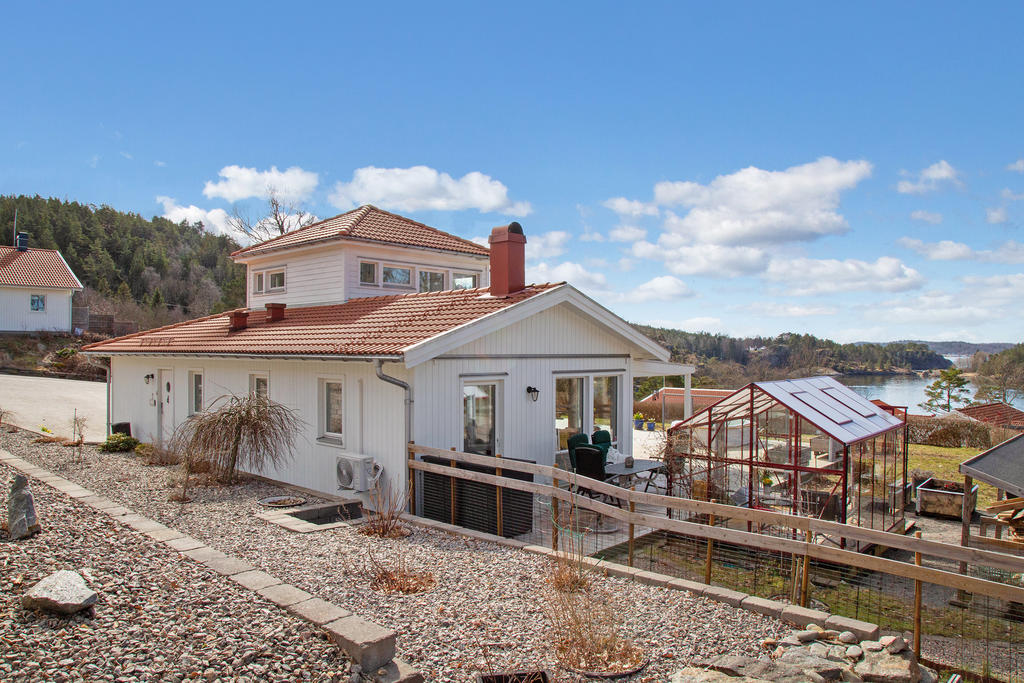 Tomten är lättskött men samtidigt ombonad och skyddad, inramad av gärdsgård, mur och häck