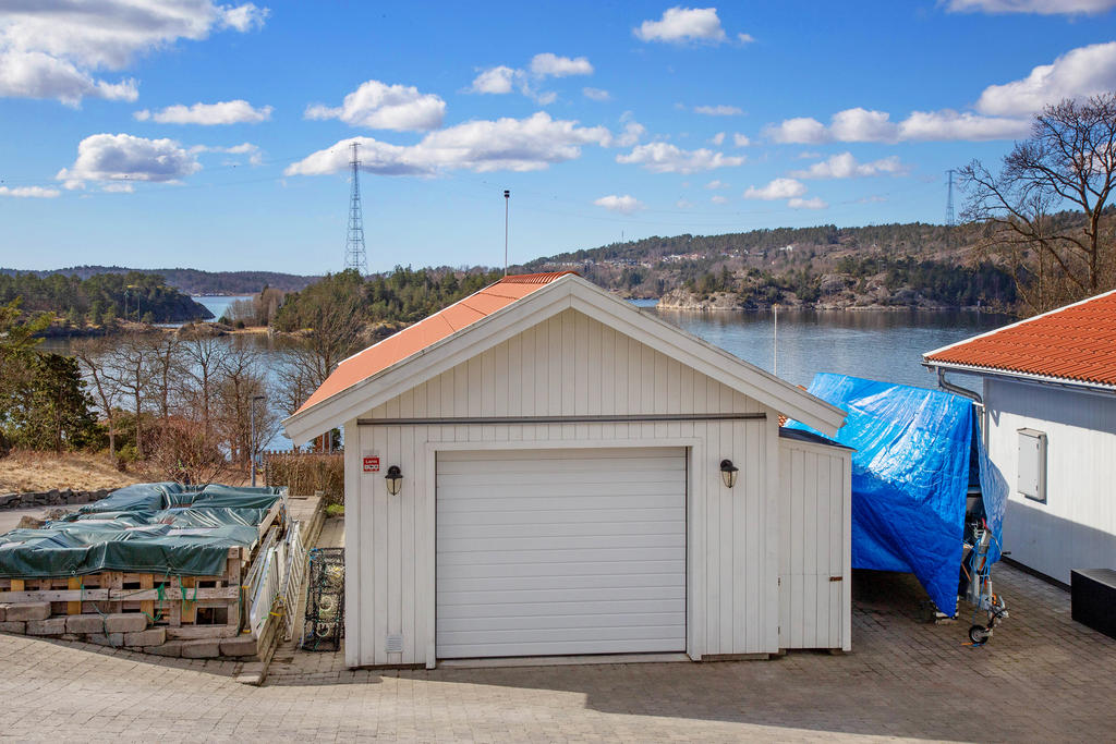 Garage med plats för en bil